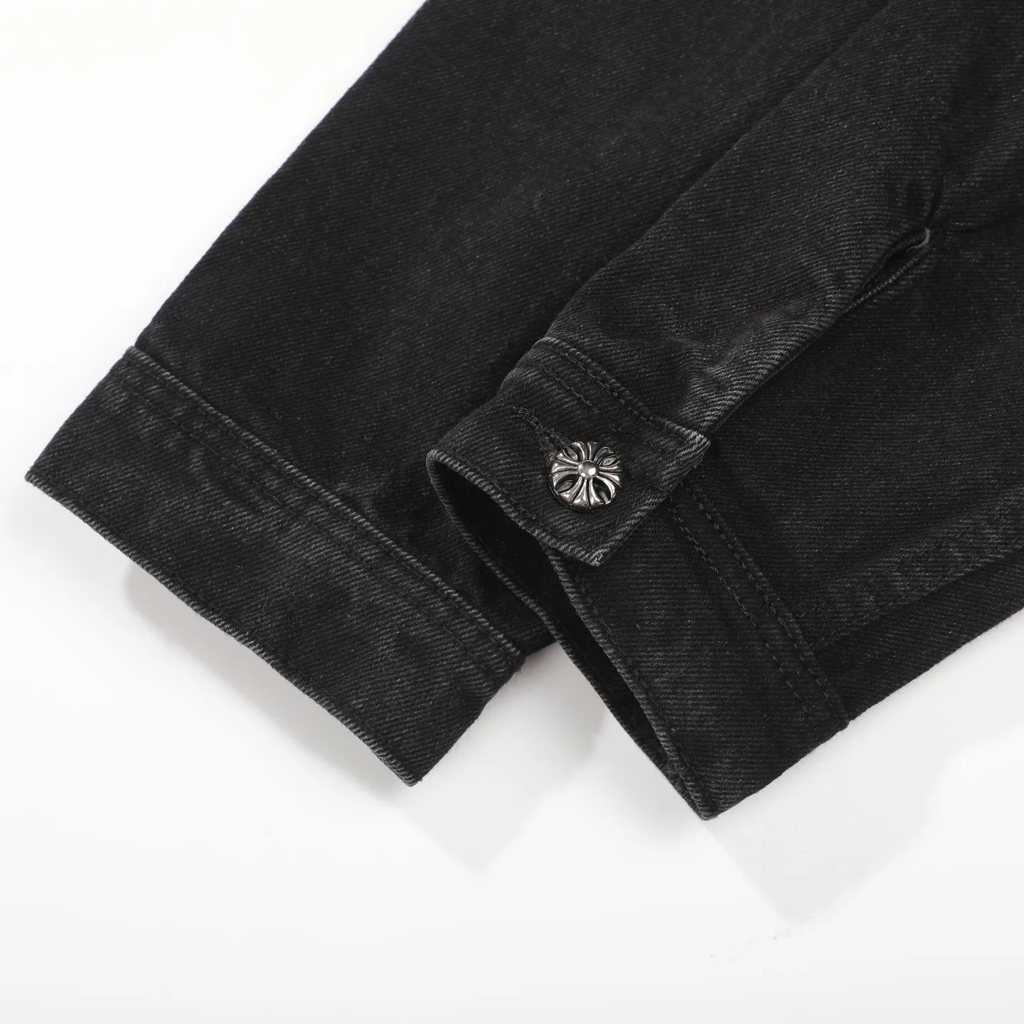 P260 CH Chromehearts 23ss denim cross patchwork leather black and white denim jacket. A super versatile denim jacket that is breathable, comfortable and elegant! The entire garment is made of super heavy-duty workmanship and is made of denim denim fabric imported from Japan. After the finished product is washed, the loss rate is extremely high! The whole body is made with old craftsmanship and the upper body is stylish! The body has multiple crosses and leather logos sewn on it! Because of the old craftsmanship, everything from gold five to three marks has been re-made with new molds, 100% restored to the original craftsmanship! All the leather characters are laser-aligned. The leather difference is definitely not the same as that of the super-fiber leather on the market. This year’s new sheep leather is used. The finished embroidery guarantees the quality of the entire product❗ It took nearly two months of back-and-forth production to get a satisfactory effect. The various cutting designs really took a lot of effort to achieve a satisfactory experience! The same style for men and women, great for couples!   Color: black with white label Size: S M L